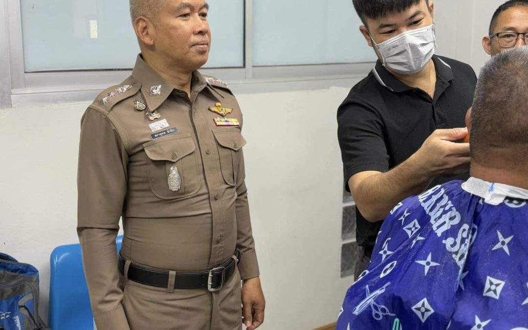 ผกก.หนองวัวซอ เชิญวิทยากรสอนตัดผม เพื่อลดภาระค่าใช้จ่าย ข้าราชการตำรวจ