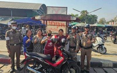 สภ.หนองวัวซอ ร่วมกันแจกหมวกนริภัย สร้างวินัยจราจร ให้กับประชาชนผู้รถใช้ถนน ตามโครงการถนนสีขาวขับขี่ปลอดภัย