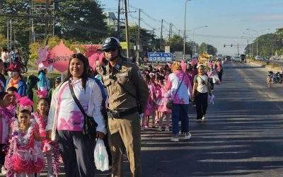 อำนวยความสะดวกด้านการจราจรขบวนพาเหรด งานกีฬาสีภายในโรงเรียนอนุบาลหนองวัวซอ