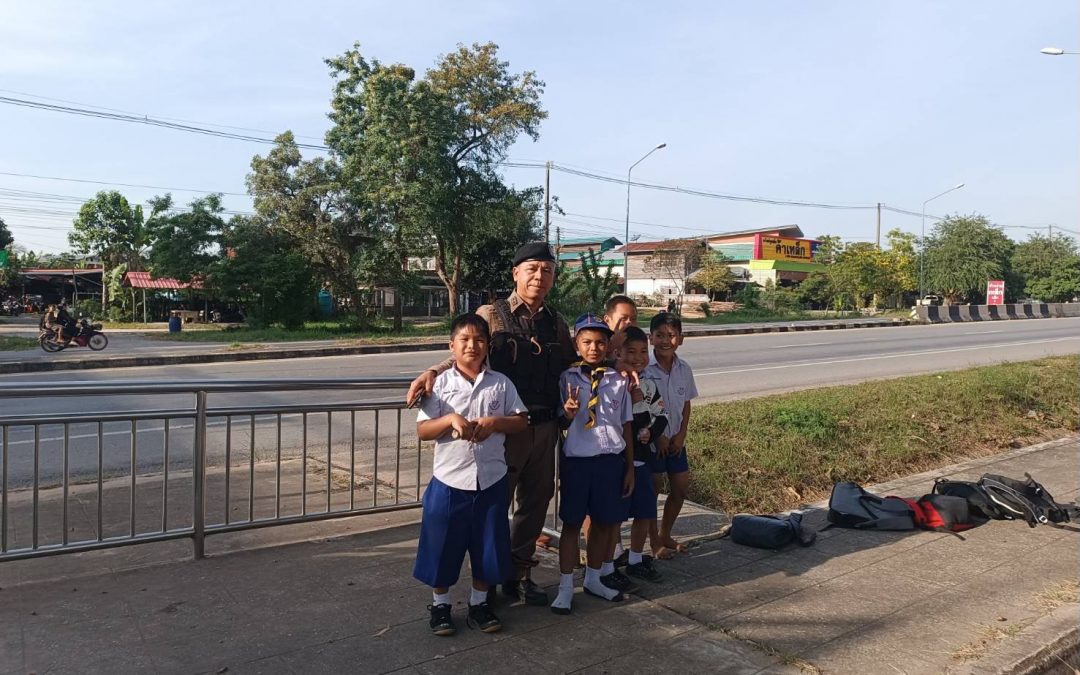 ดูแลความสงบเรียบร้อย รักษาความปลอดภัย ให้กับน้องๆนักเรียน หน้าโรงเรียน อนุบาลหนองวัวซอ