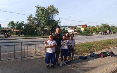 ดูแลความสงบเรียบร้อย รักษาความปลอดภัย ให้กับน้องๆนักเรียน หน้าโรงเรียน อนุบาลหนองวัวซอ