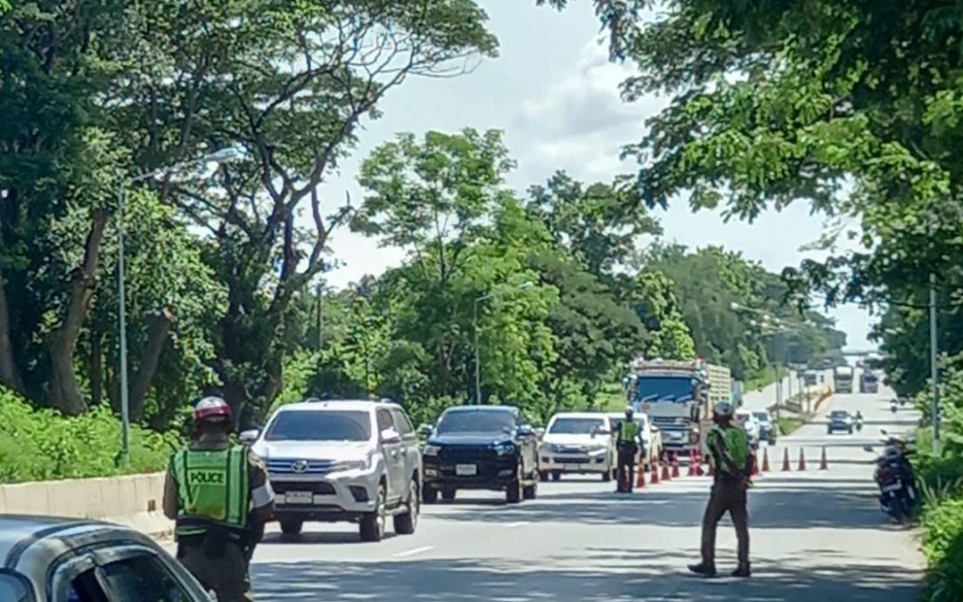 ตั้งจุดตรวจกวดขันวินัยจราจร บริเวณถนนหน้าตลาดโรงเกลือ