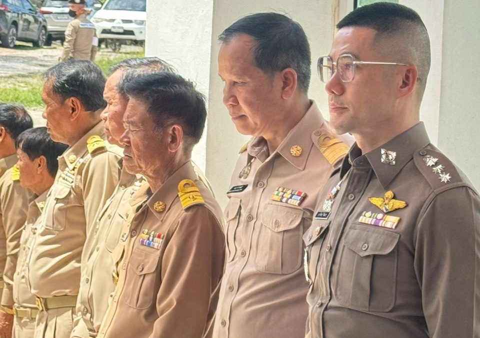 ร่วมพิธีนมัสการสรงน้ำรอยพระพุทธบาทบัวคำ